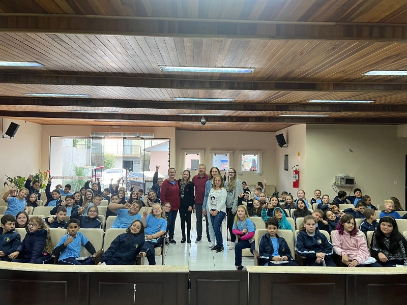 Alunos da Escola Municipal Professora Vanda Hessel visitam a Câmara Municipal de Rio Azul